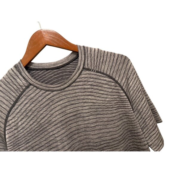 Lululemon Mens Metal Vent Tech Short Sleeve Shirt Gray/Black Ombre Stripe Lightw - Picture 5 of 8